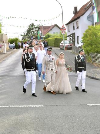 Rückmarsch zum Festplatz Königspaar Leon und Mara