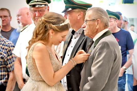 Ehrungen langjährige Mitgliedschaft Schützenkönigin Mara Allhoff - Reinhold Zimmer 50 Jahre