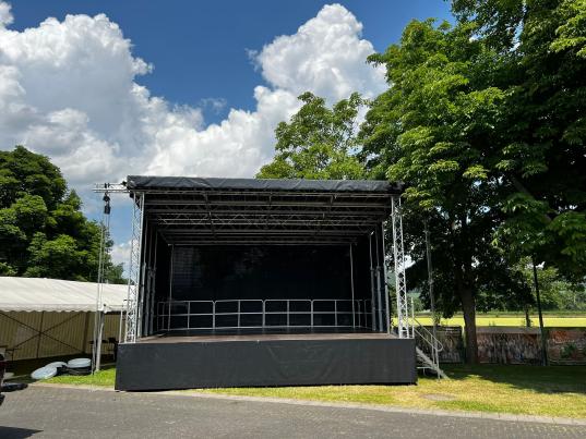 Die Bühne steht