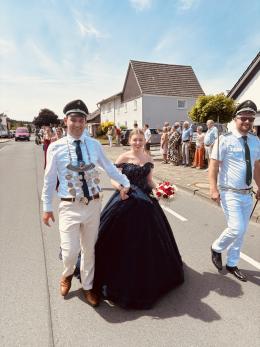 Königspaar Leon Eickenbusch und Mara Allhoff mit Adjutant Daniel Barylla