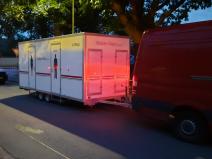 Toilettenwagen vor der Gemeindehalle