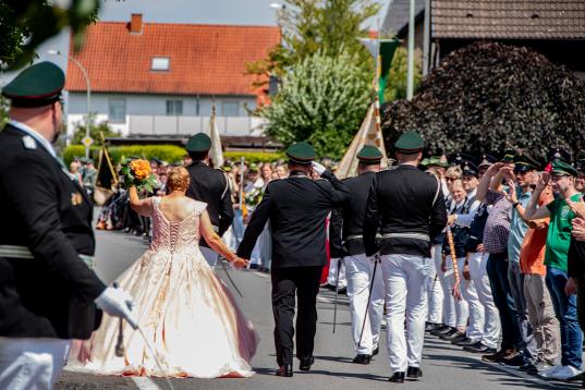 Königspaar schreitet den Festzug ab